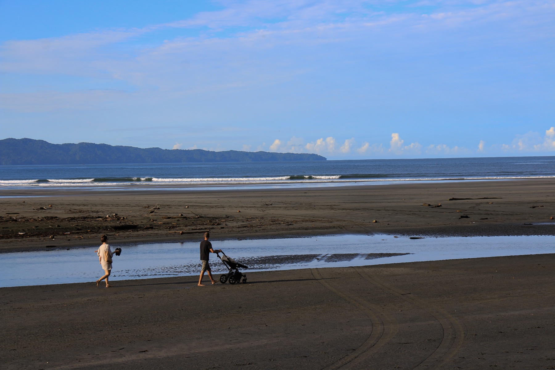 Un paseo por Playa Estero al atardecer