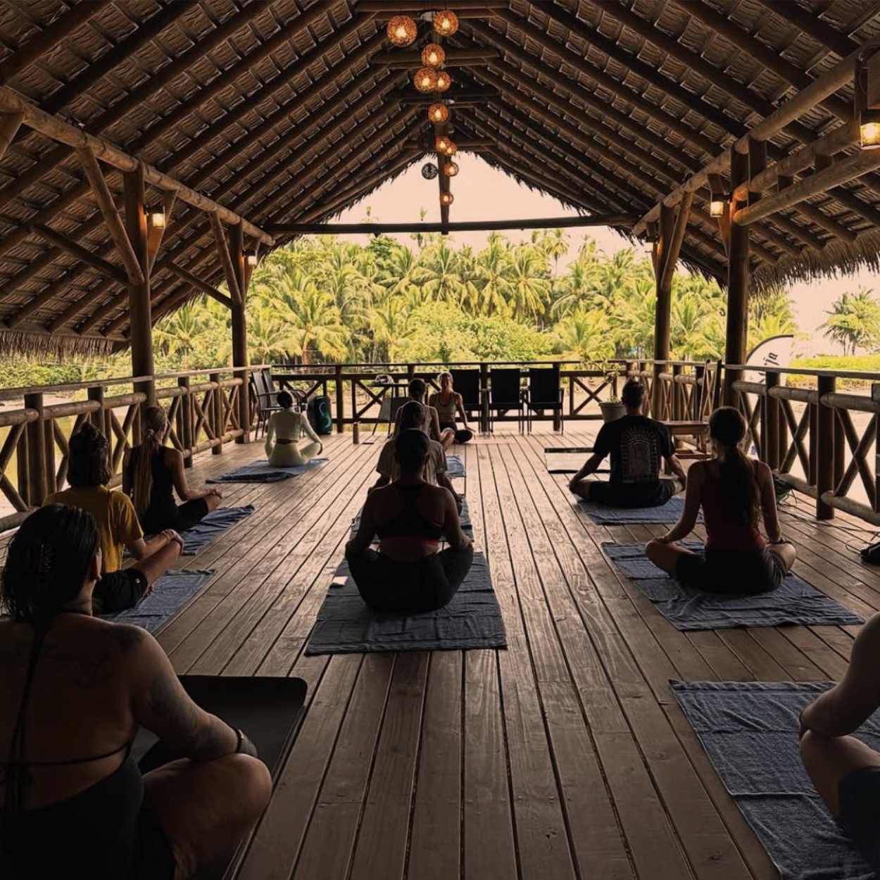 Retiro de yoga en la terraza abierta
